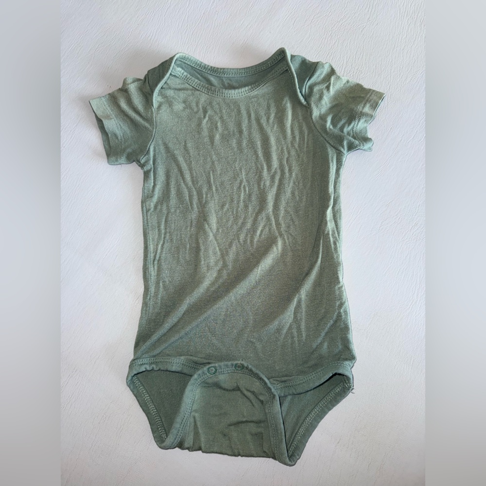 KYTE baby green onesie‎